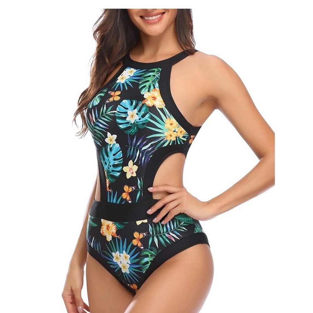 Flattering swimsuit - Picture 2 of 12